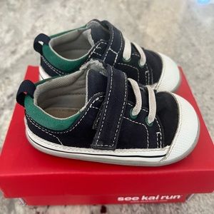 Pre-owned See Kai Run toddler first walker sneaker size 5(us) 21(eu)